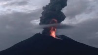 日本樱岛火山喷发烟柱高达3000米 大量巨石飞出