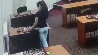 俄罗斯女棋手被对手在棋盘上投毒 在棋盘上涂抹水银